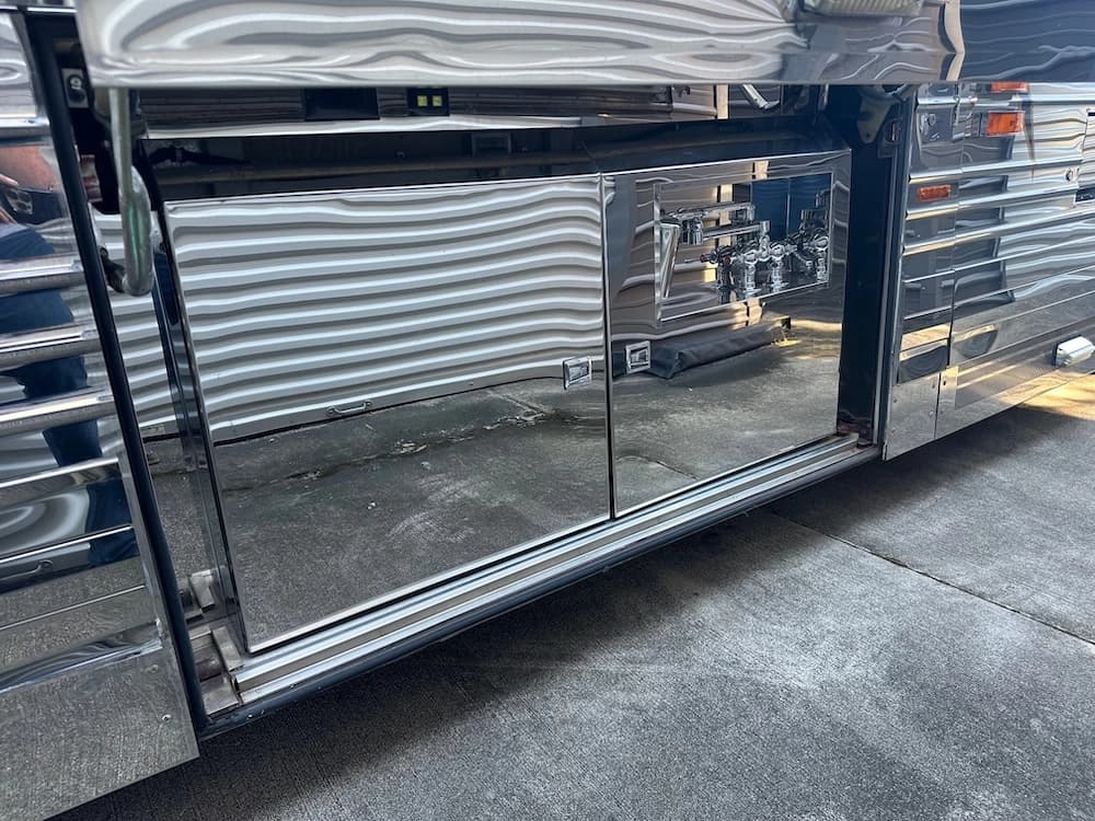 2002 Prevost Parliament XLII Coach - Thumbnail 17 2002 Prevost Parliament XLII Coach - Thumbnail 17