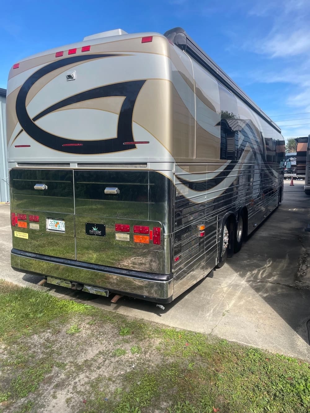 2002 Prevost Parliament XLII Coach - Thumbnail 24 2002 Prevost Parliament XLII Coach - Thumbnail 24