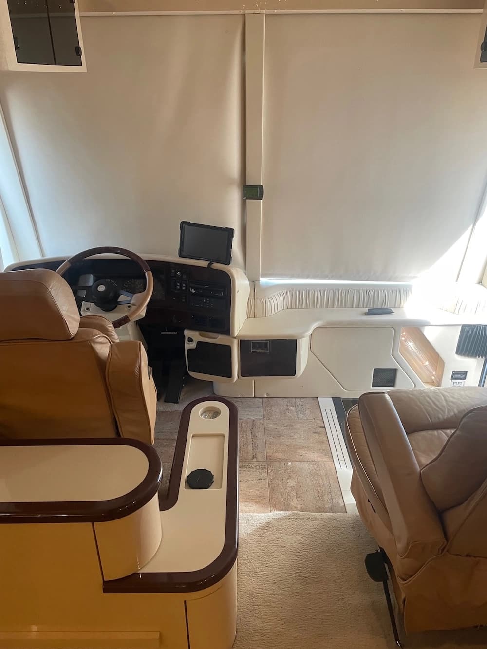 2002 Prevost Parliament XLII Coach - Thumbnail 25 2002 Prevost Parliament XLII Coach - Thumbnail 25