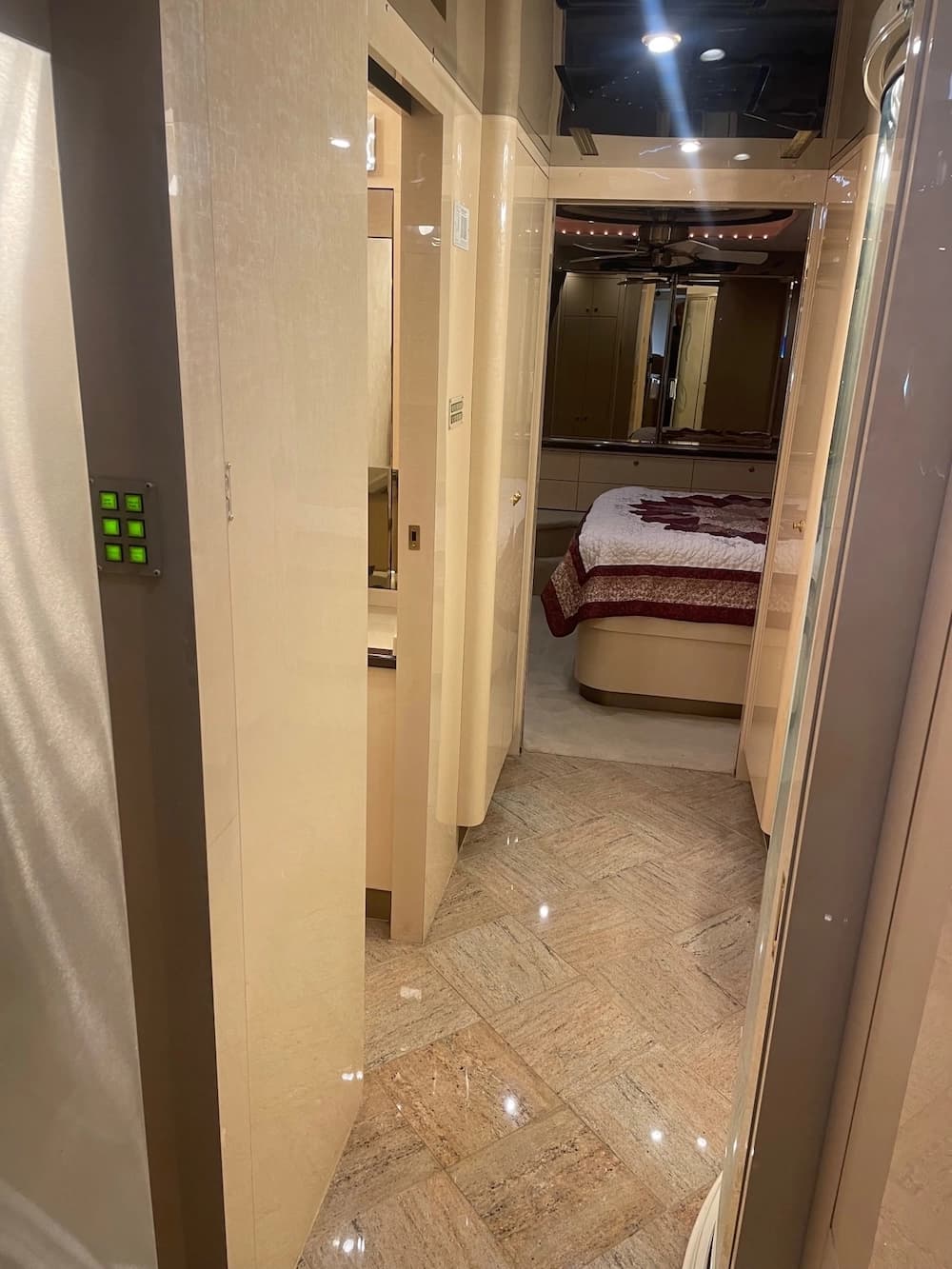 2002 Prevost Parliament XLII Coach - Thumbnail 30 2002 Prevost Parliament XLII Coach - Thumbnail 30