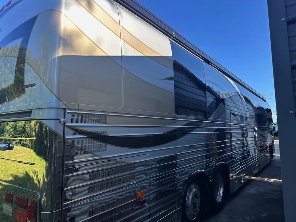 2002 Prevost Parliament XLII Coach - Thumbnail 4 2002 Prevost Parliament XLII Coach - Thumbnail 4