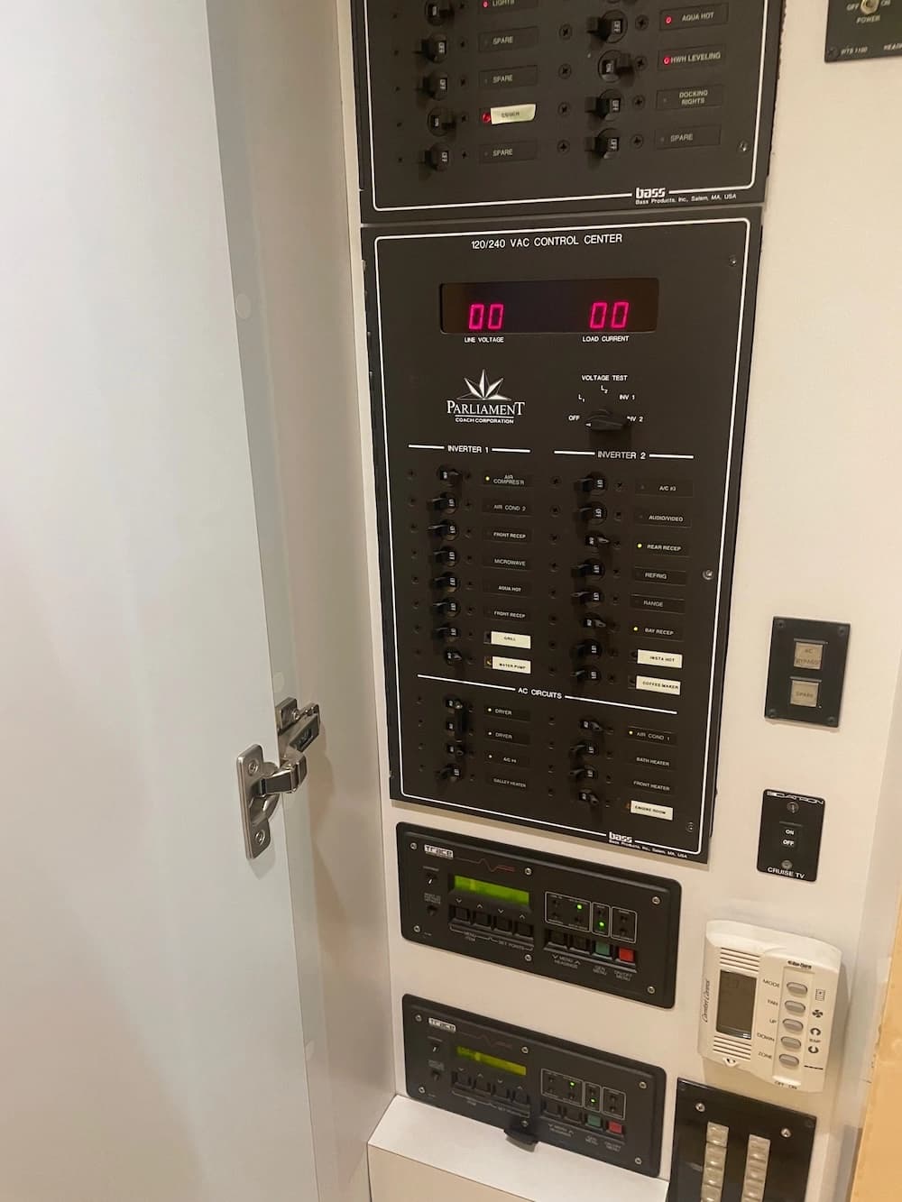 2002 Prevost Parliament XLII Coach - Thumbnail 31 2002 Prevost Parliament XLII Coach - Thumbnail 31