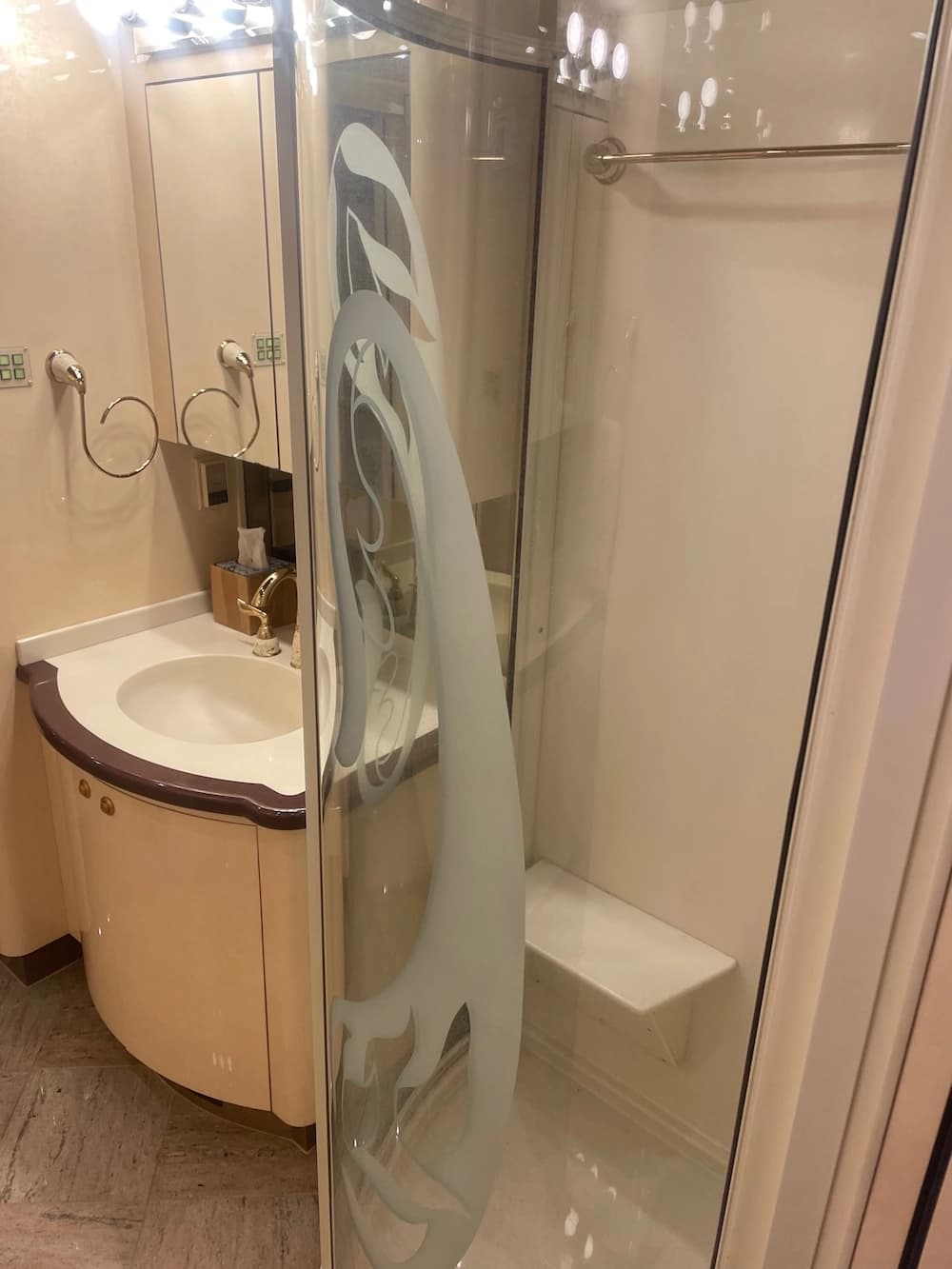 2002 Prevost Parliament XLII Coach - Thumbnail 32 2002 Prevost Parliament XLII Coach - Thumbnail 32