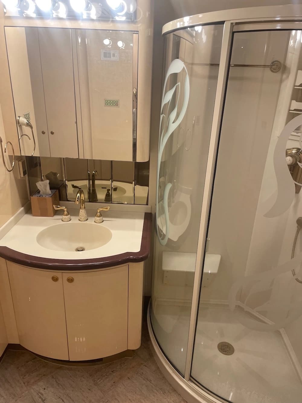 2002 Prevost Parliament XLII Coach - Thumbnail 34 2002 Prevost Parliament XLII Coach - Thumbnail 34