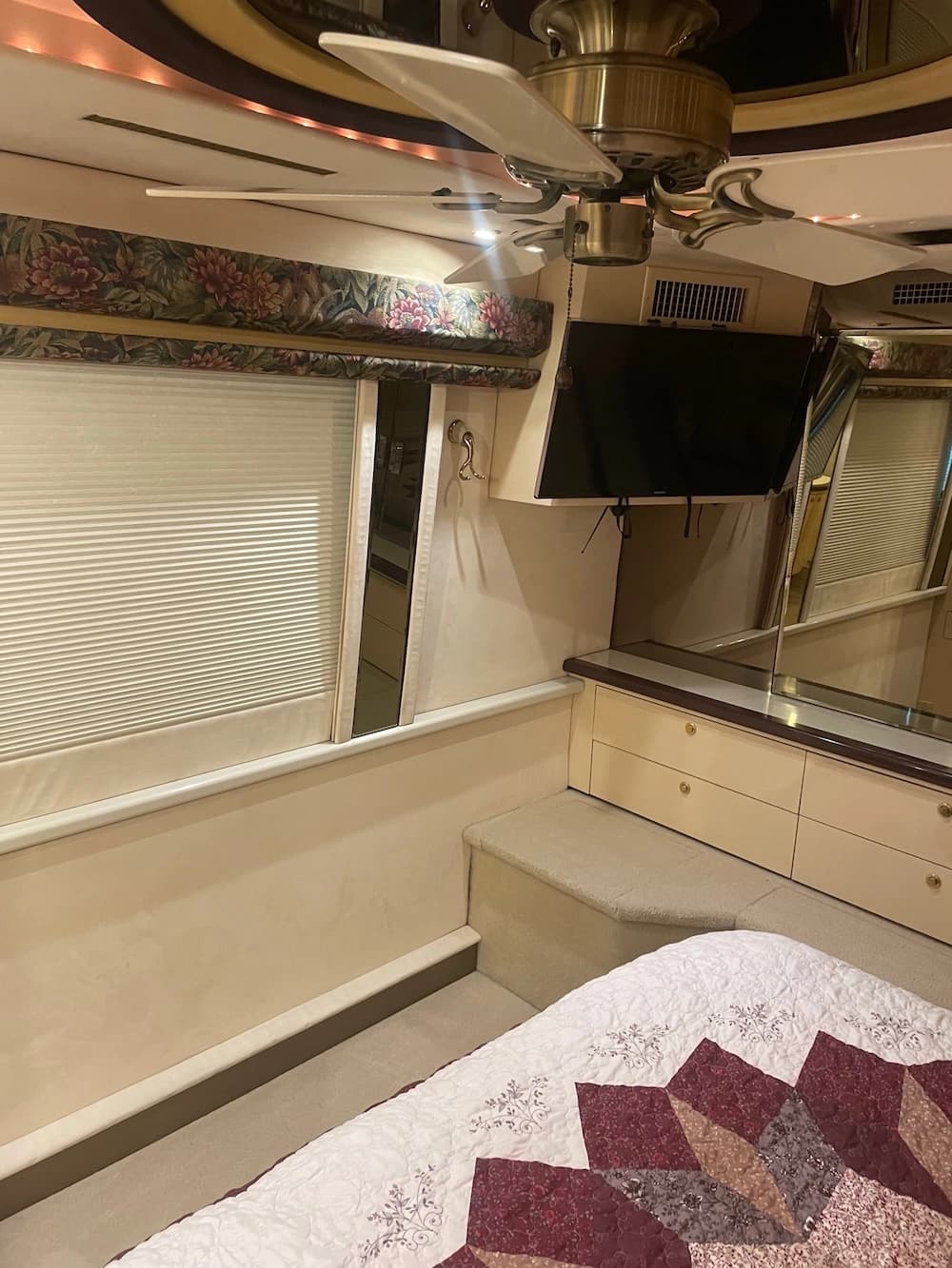 2002 Prevost Parliament XLII Coach - Thumbnail 35 2002 Prevost Parliament XLII Coach - Thumbnail 35