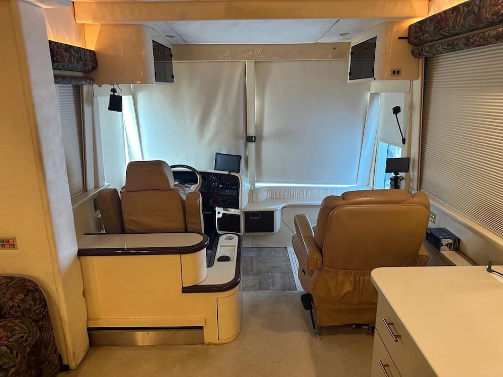 2002 Prevost Parliament XLII Coach - Thumbnail 5 2002 Prevost Parliament XLII Coach - Thumbnail 5