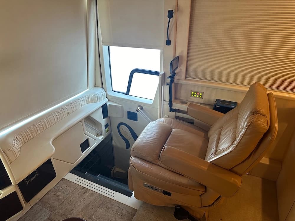 2002 Prevost Parliament XLII Coach - Thumbnail 8 2002 Prevost Parliament XLII Coach - Thumbnail 8