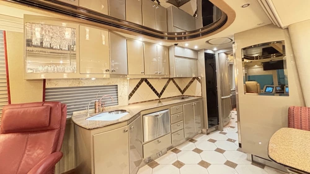 2006 Prevost Country Coach XLII Coach - Thumbnail 3 2006 Prevost Country Coach XLII Coach - Thumbnail 3