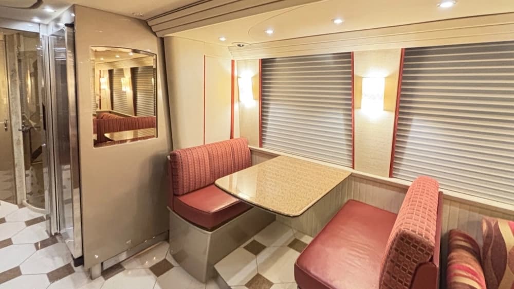 2006 Prevost Country Coach XLII Coach - Thumbnail 4 2006 Prevost Country Coach XLII Coach - Thumbnail 4