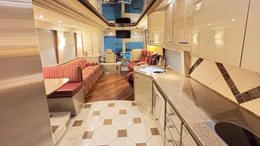 2006 Prevost Country Coach XLII Coach - Thumbnail 5 2006 Prevost Country Coach XLII Coach - Thumbnail 5