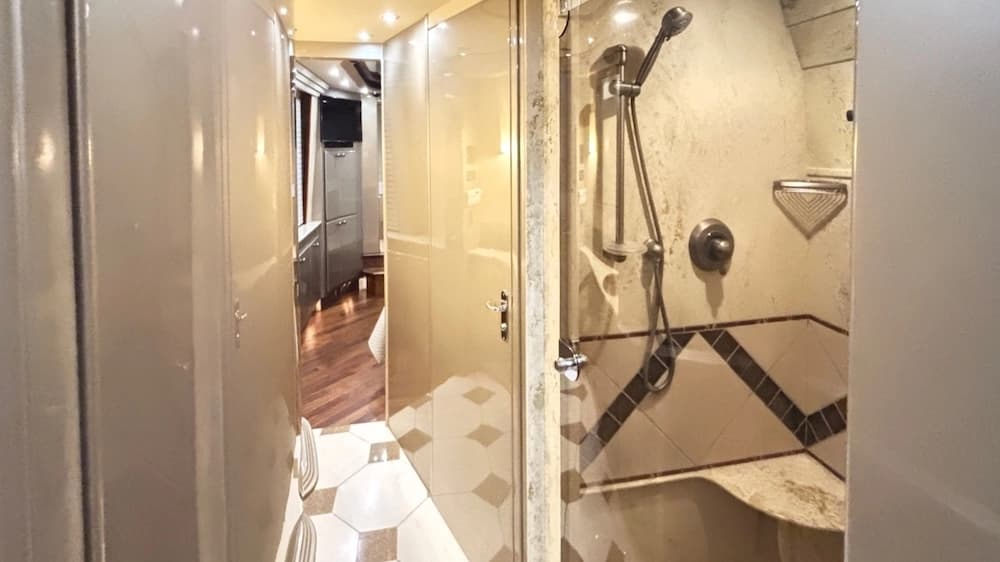 2006 Prevost Country Coach XLII Coach - Thumbnail 6 2006 Prevost Country Coach XLII Coach - Thumbnail 6