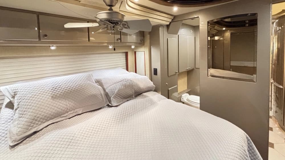 2006 Prevost Country Coach XLII Coach - Thumbnail 8 2006 Prevost Country Coach XLII Coach - Thumbnail 8