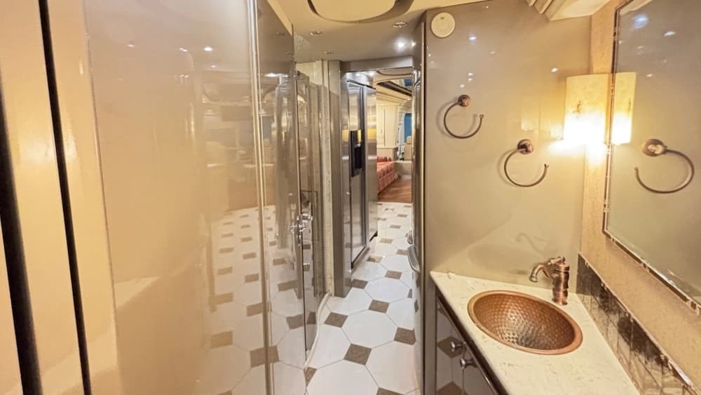 2006 Prevost Country Coach XLII Coach - Thumbnail 10 2006 Prevost Country Coach XLII Coach - Thumbnail 10