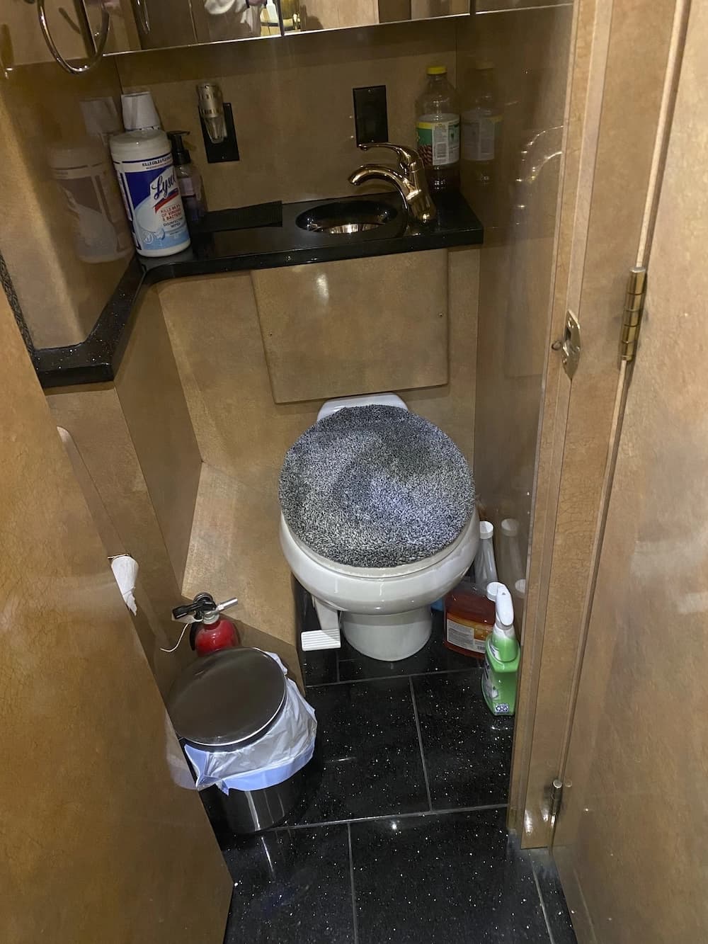 2005 Prevost H3-45 Coach - Thumbnail 16 2005 Prevost H3-45 Coach - Thumbnail 16