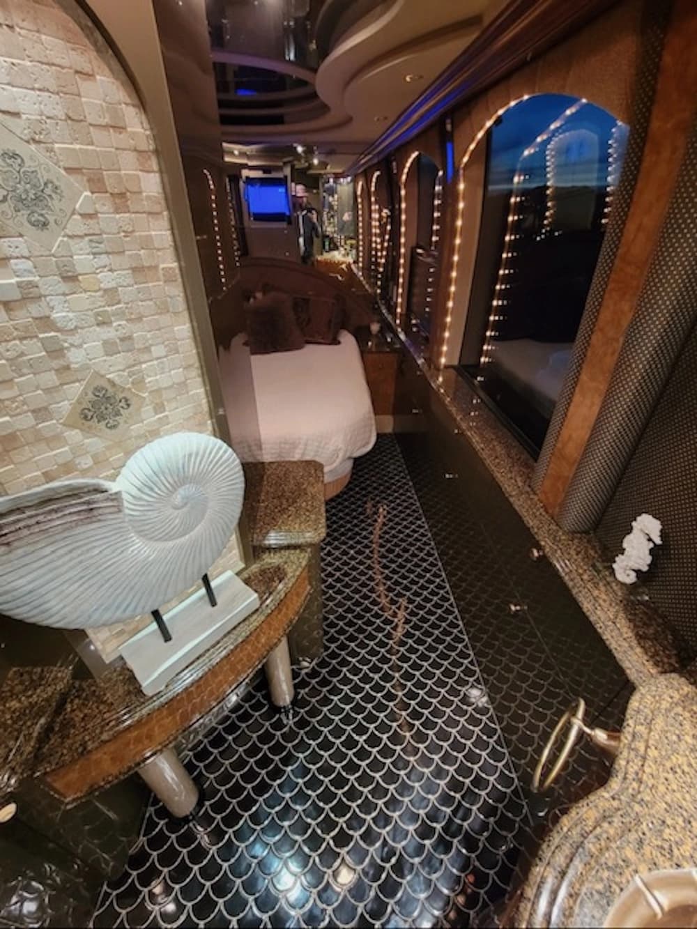 2002 Prevost Liberty XLII Coach - Thumbnail 7 2002 Prevost Liberty XLII Coach - Thumbnail 7