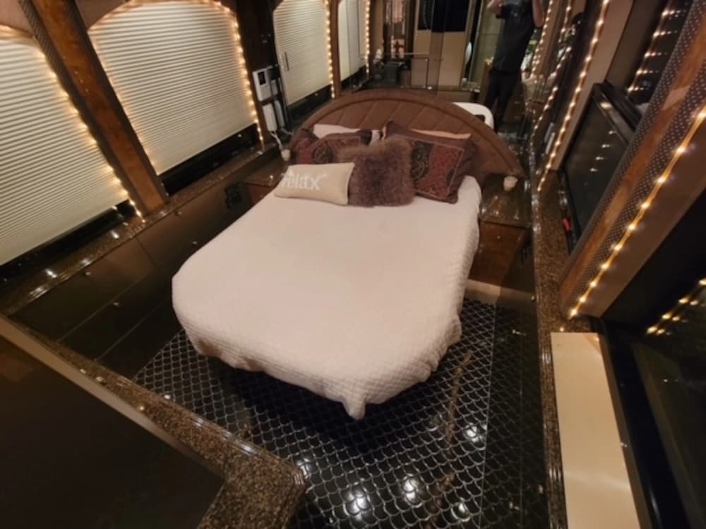 2002 Prevost Liberty XLII Coach - Thumbnail 9 2002 Prevost Liberty XLII Coach - Thumbnail 9