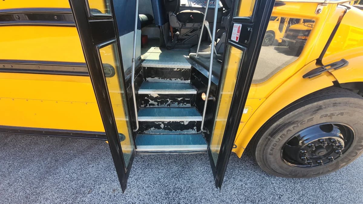 2017 Thomas C2 78 Passenger - Thumbnail 5 2017 Thomas C2 78 Passenger - Thumbnail 5