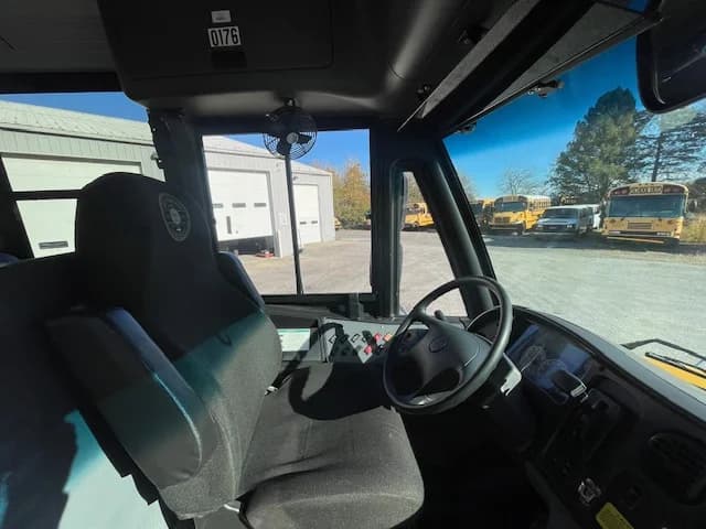 2017 Thomas Saf-T-Liner 72P - Thumbnail 3 2017 Thomas Saf-T-Liner 72P - Thumbnail 3