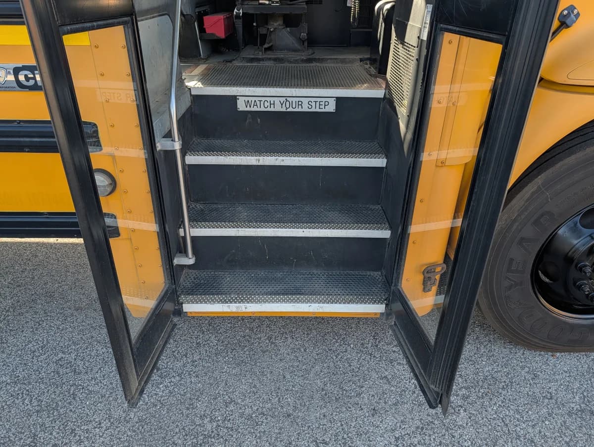 2016 International CE 72 Passenger - Image 5 2016 International CE 72 Passenger - Image 5