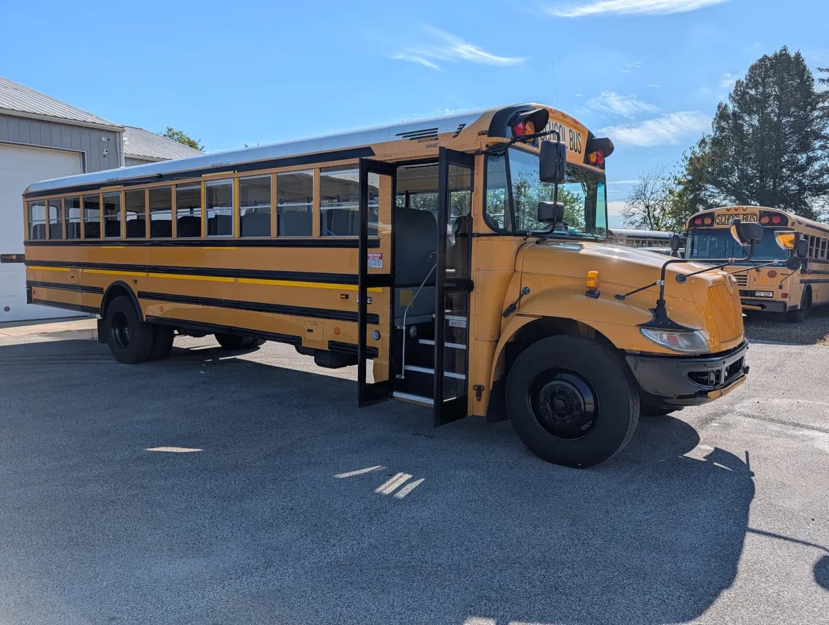 2016 International CE 72 Passenger - Thumbnail 2 2016 International CE 72 Passenger - Thumbnail 2