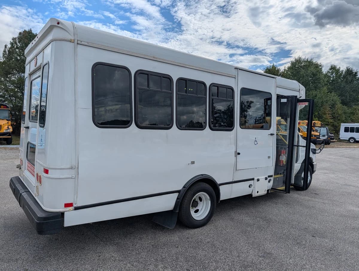 2017 Ford E-450 ADA 14 Passenger - Image 3 2017 Ford E-450 ADA 14 Passenger - Image 3