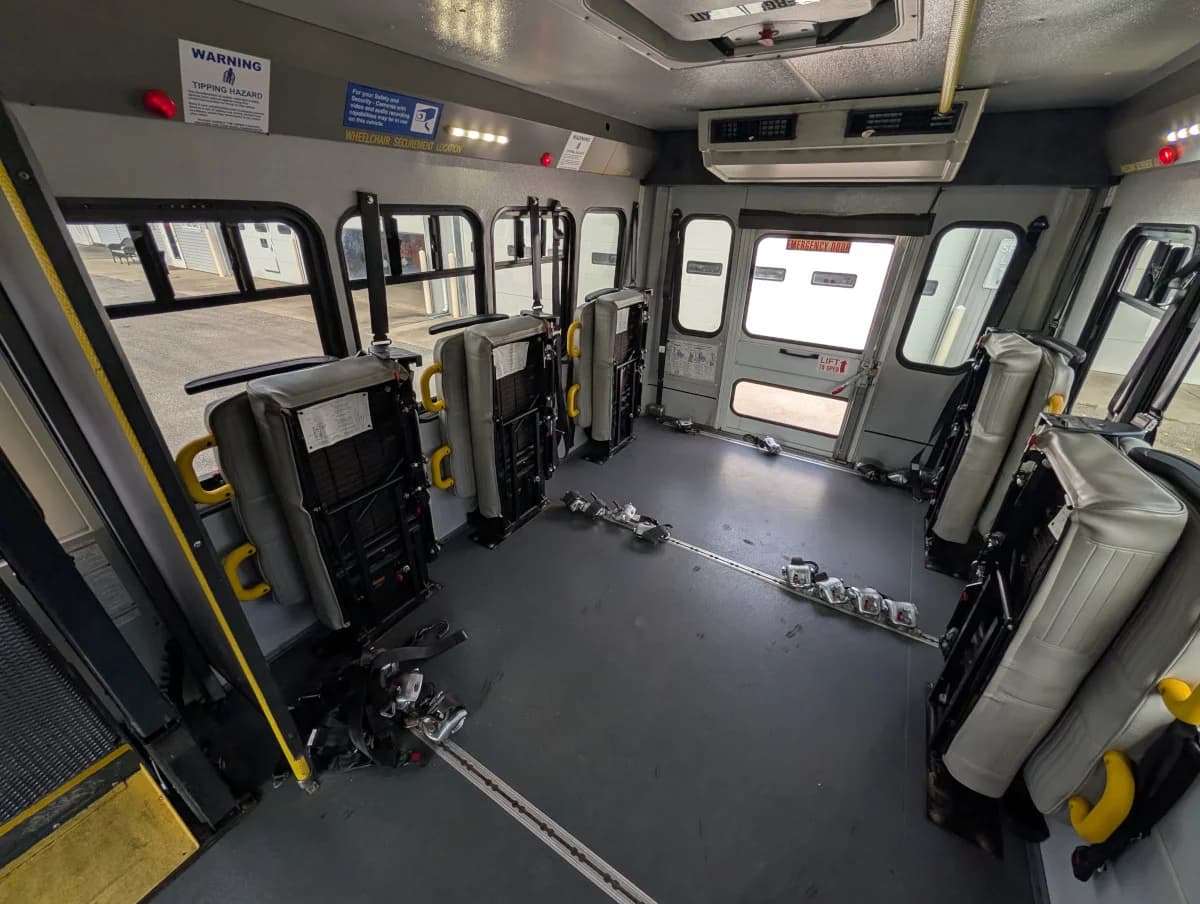 2017 Ford E-450 ADA 14 Passenger - Image 12 2017 Ford E-450 ADA 14 Passenger - Image 12
