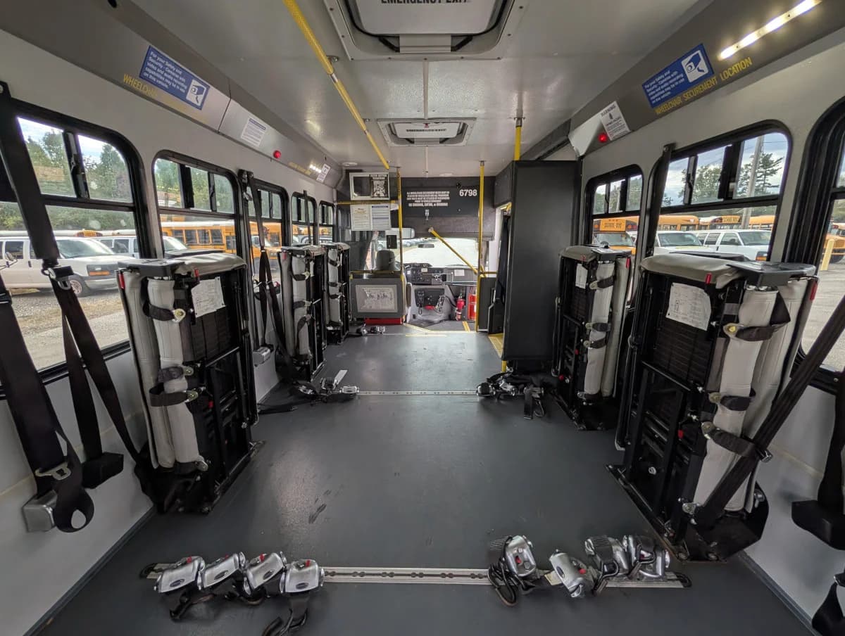 2017 Ford E-450 ADA 14 Passenger - Image 13 2017 Ford E-450 ADA 14 Passenger - Image 13