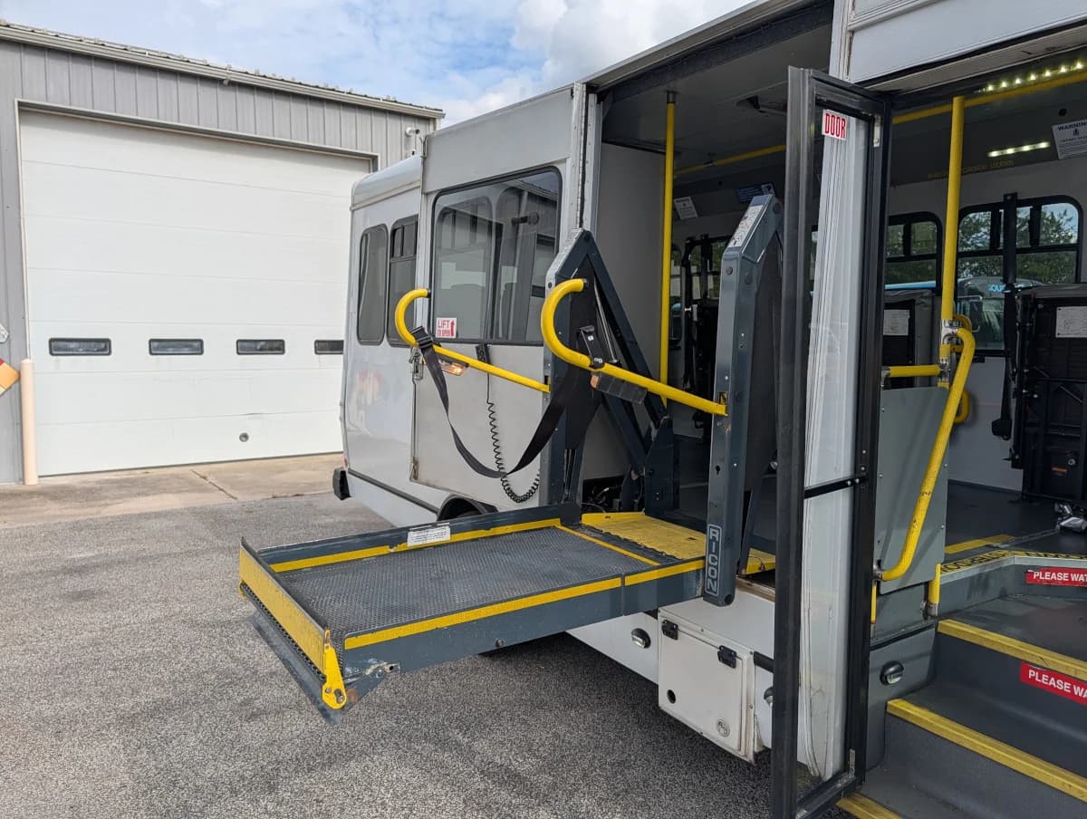 2017 Ford E-450 ADA 14 Passenger - Image 16 2017 Ford E-450 ADA 14 Passenger - Image 16