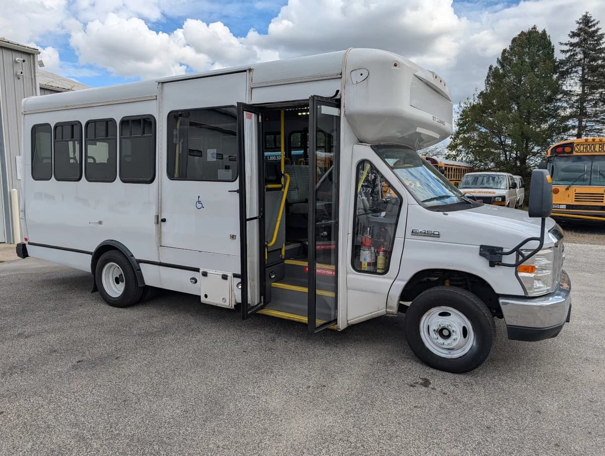 2017 Ford E-450 ADA 14 Passenger - Image 2 2017 Ford E-450 ADA 14 Passenger - Image 2