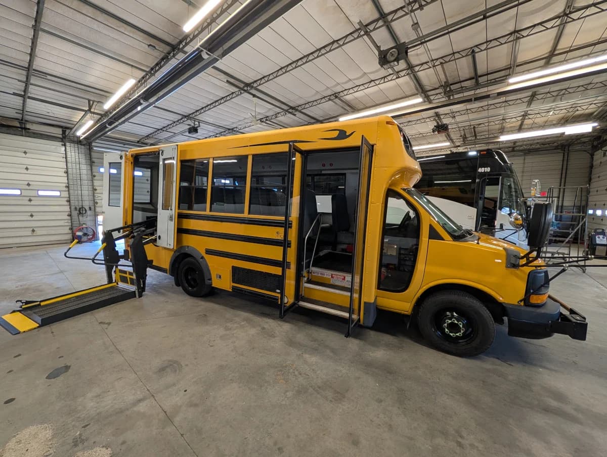 2013 Chevrolet Microbird 18P ADA - Thumbnail 2 2013 Chevrolet Microbird 18P ADA - Thumbnail 2