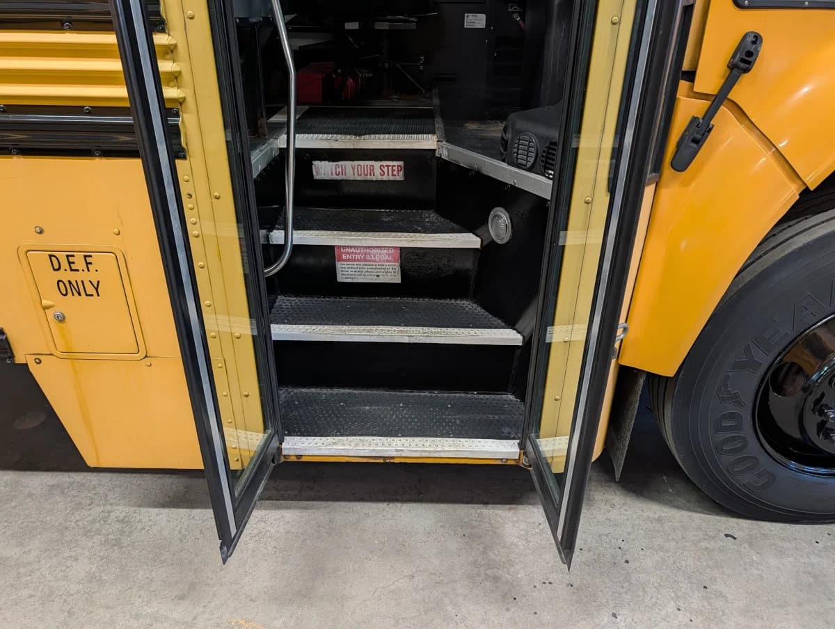 2012 Blue Bird Vision 72P - Thumbnail 5 2012 Blue Bird Vision 72P - Thumbnail 5