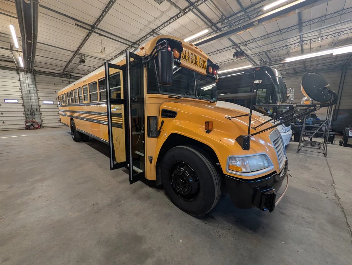 2012 Blue Bird Vision 72P - Thumbnail 2 2012 Blue Bird Vision 72P - Thumbnail 2